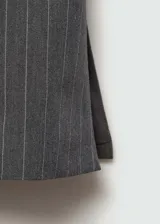 Top strapless de corte entallado con estampado de raya diplomática. Presenta cierre de cremallera invisible en la parte posterior y abertura lateral.