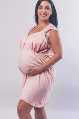 Camisón maternal de modal y puntilla, con escote abotonado, mangas cortas y elástico bajo el busto para mayor sujeción.
