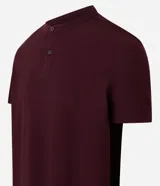 Chomba celeste de corte slim, confeccionada en tejido piquet texturizado de algodón, con cuello mao y cierre frontal parcial con botones.