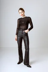 Top negro de tul con mangas largas.