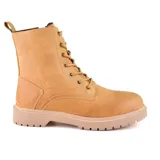 Bota de cuero color tostado, modelo acordonado con ojales metálicos, suela track y presilla trasera.