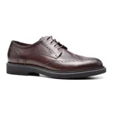 Zapato de vestir acordonado color marrón, con detalles de perforaciones en el cuero y suela negra.