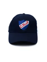 Gorro con visera color azul marino, con el escudo del Club Nacional de Football bordado en el frente.
