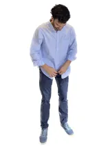 Camisa de corte clásico con estampado de cuadros en tonos rosados y celestes, con cuello abotonado, manga larga y bolsillo frontal con detalle bordado.