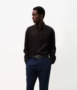 Pantalón masculino Marfinno de corte relaxed, confeccionado en mezcla de lino y viscosa, con cintura con trabillas y bolsillos.