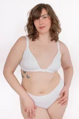 Soutien triangular de algodón elastizado color blanco, con cierre frontal y breteles regulables.