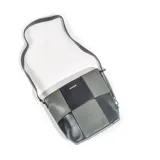 Bandolera con diseño de bloques en tonos grises y negros, con correa larga regulable.