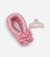 Set de modelador de rulos sin calor, color rosado con estampado de cerezas. Incluye una banda acolchada flexible, dos scrunchies a juego y una pinza para el cabello.