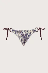 Calzón de bikini con estampado animal print en tonos azul, marrón y beige. Cuenta con tiras laterales ajustables con argollas marrones.