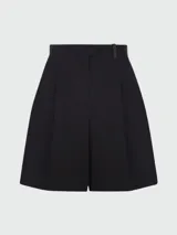 Bermuda negra de poliéster con bolsillos laterales y logo de la marca en la cintura.