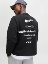 Buzo negro de manga larga con cuello redondo y calce oversize cropped. Presenta un estampado grande en la espalda con texto en blanco que incluye "CORE", "1990", "Functional Aesthetics", "CoreSport©" y tres estrellas.