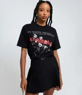 Remera negra de algodón con cuello redondo y mangas cortas. Presenta un estampado frontal con el texto "ON SECOND THOUGHT... LET'S ALL BE FRIENDS" en blanco y debajo un diseño de rosas estilizadas con el texto "MY CHEMICAL ROMANCE" en rojo.