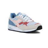 Championes deportivos Diadora modelo N902, con diseño multicolor que combina tonos celestes, beige, rosado y rojo. Presentan una estructura de paneles en gamuza y malla, con el logo característico de la marca en el lateral y suela de goma con entresuela blanca.