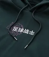 Buzo con capucha de color verde oscuro, confeccionado en tejido con felpa. Presenta un diseño estampado en la espalda con motivos de dragón y flores en color fucsia.