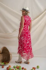 Vestido midi cruzado de gasa color rojo oscuro con estampado floral blanco, terminación de volados y lazo en la cintura.