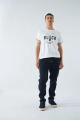 Pantalón deportivo de invierno, corte clásico con bolsillos laterales y cintura elástica con cordón ajustable. Presenta logo estampado y detalle en goma.