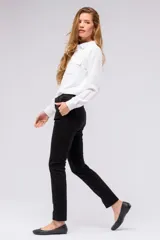 Pantalón de gabardina negro, de corte clásico y recto, con bolsillos laterales y trabillas para cinturón.