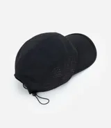 Gorra deportiva de poliamida con visera curva, paneles laterales microperforados para mayor ventilación y regulador trasero ajustable.