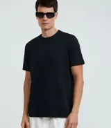 Remera de manga corta Marfinno en color negro, con diseño slim y cuello redondo, confeccionada en tejido texturizado de poliéster.