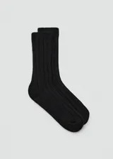 Calcetines de punto acanalado en color negro, con diseño clásico de caña media.