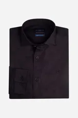Camisa de manga larga Brooksfield, confeccionada en algodón pima, con cuello clásico, cierre frontal de botones y logo bordado en el pecho.