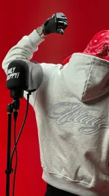 Hoodie gris melange con capucha, cierre frontal y gran bordado en relieve en la espalda.