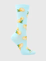 Calcetín de largo medio color celeste con estampado de limones amarillos y hojas verdes. Presenta un puño superior con borde festoneado.