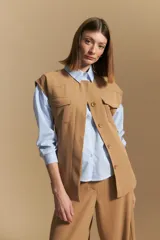 Camisa de manga larga a rayas verticales blancas y azules, con cuello camisero, cartera frontal con botones y calce relajado.