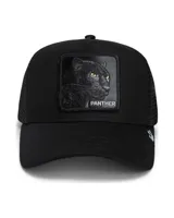 Gorra tipo trucker de cinco paneles en color negro, con paneles frontales estructurados y malla trasera transpirable. Presenta un parche bordado en el frente con la imagen de una pantera y la palabra Panther. Incluye cierre snapback ajustable y visera curva.