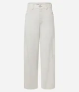 Pantalón wide leg de cintura alta color blanco, confeccionado en sarga de algodón. Cuenta con trabillas en la cintura, cierre con botón y cremallera, bolsillos delanteros, traseros y laterales.