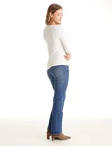 Remera blanca de modal, marca Elie Tahari, con cuello recto, manga larga y frunces en el lateral.