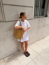 Bolso tipo tote de cuero trenzado color tostado con diseño geométrico.