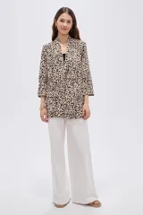 Blazer Mancini de viscosa con estampado animal print tipo leopardo, corte ajustado al cuerpo, cuello solapa y mangas 3/4.