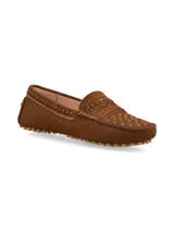 Mocasín tipo driver confeccionado en suave cuero nobuck color marrón, con suela y talón de goma con tachuelas texturizadas. Presenta detalles de apliques metálicos en forma de tachas distribuidas en el empeine y alrededor del borde superior.
