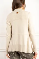 Cardigan color salmón de algodón y elastano, con solapa y lazo ajustable en la cintura.