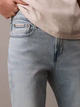 Pantalón de jean celeste de corte recto y tiro alto.