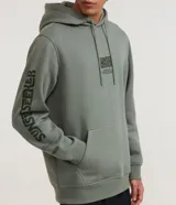Hoodie masculino de algodón y poliéster, color verde salvia, con capucha ajustable, bolsillo canguro y estampado en el pecho y en la manga izquierda con texto.