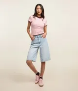 Blusa básica de manga corta, cuello redondo y textura sutil, confeccionada en viscosa con elastano. El bajo de la prenda es ondulado.