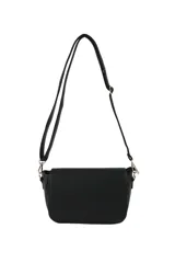 Bandolera de tamaño pequeño con solapa frontal, confeccionada en material texturizado. Cuenta con una correa larga ajustable de cinta tejida y herrajes metálicos plateados.