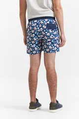 Short de baño estampado con cintura elástica, cordón ajustable, dos bolsillos laterales y uno trasero.