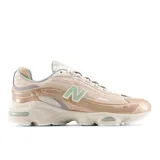 Championes New Balance modelo 1000 color beige con detalles en dorado y verde agua.
