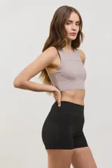Minishort deportivo de calce ajustado con cintura alta y bolsillos laterales. Confeccionado en tejido elastizado de compresión media.