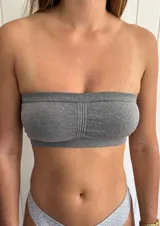 Banda de microfibra negra sin aro, con copas removibles y tejido flexible.