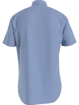 Camisa de manga corta confeccionada en tejido oxford de algodón con elastano. Presenta cuello con botones, cierre frontal con botones y logo de la marca bordado en el pecho.