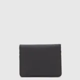 Tarjetero compacto de diseño minimalista en color negro, con textura grabada y cierre magnético. Cuenta con capacidad para seis tarjetas y logo grabado en la parte inferior.