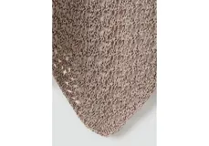 Pañuelo de punto calado color beige, de forma triangular y diseño liviano.