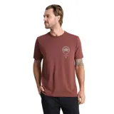 Remera de manga corta Roark modelo Roark Expeditions, color rojo, con pequeño estampado gráfico circular en el pecho.