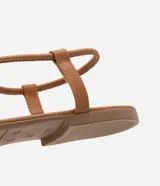 Sandalias planas Satinato de color beige, con diseño minimalista de tiras finas estilo thong y elástico en el talón.