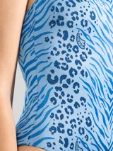 Malla enteriza con estampado animal print en tonos celeste y azul.