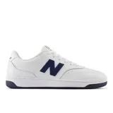 Championes New Balance modelo BB80UFO, color blanco con detalles en azul marino.